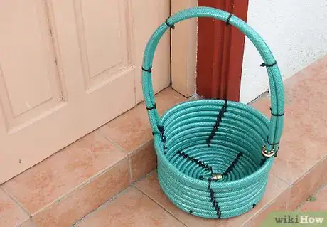 Imagen titulada Make a Basket from a Garden Hose Step 1