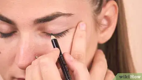 Imagen titulada Make Eyeliner Look Soft Step 1