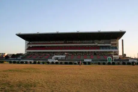 Imagen titulada Stands_of_Himeji_park_horse_race_track