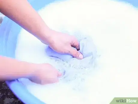 Imagen titulada Remove Fabric Softener Stains Step 8