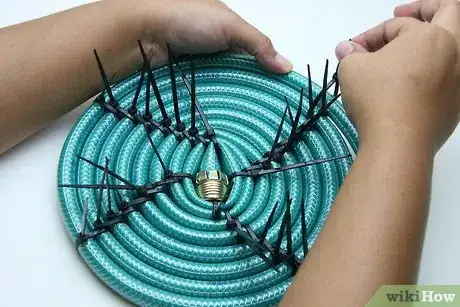 Imagen titulada Make a Basket from a Garden Hose Step 6