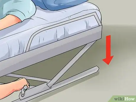 Imagen titulada Position a Bedpan Step 9