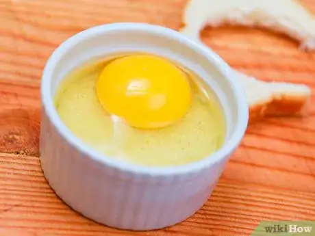 Imagen titulada Make Eggs in a Basket Step 8