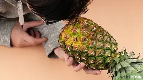 Imagen titulada Tell if a Pineapple Is Ripe Step 1