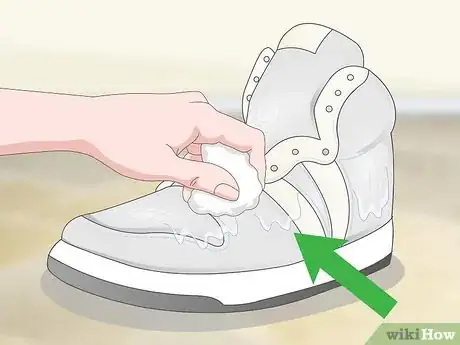 Imagen titulada Waterproof Shoes Step 12