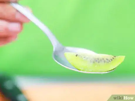 Imagen titulada Eat Kiwi Fruit Step 8