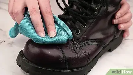 Imagen titulada Remove Dark Scuffs From Shoes Step 9