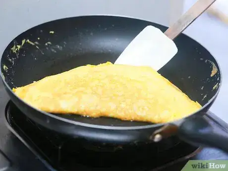 Imagen titulada Make a Tuna Egg Omelet Step 7