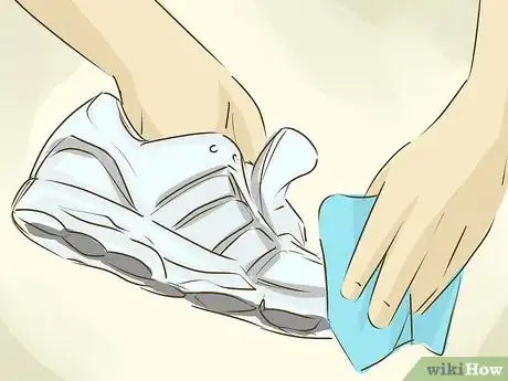 Imagen titulada Clean White Shoes Step 4