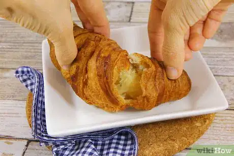 Imagen titulada Eat Croissants Step 4