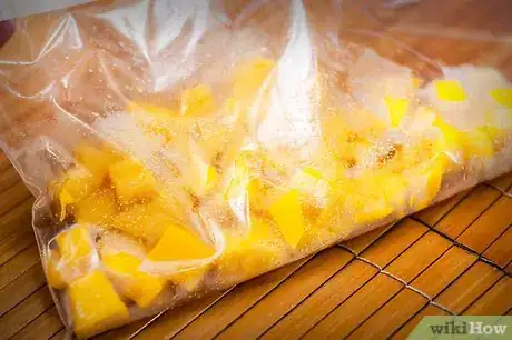 Imagen titulada Freeze Mangoes Step 5