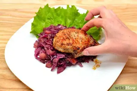 Imagen titulada Make Pork Chops with Red Cabbage Step 8