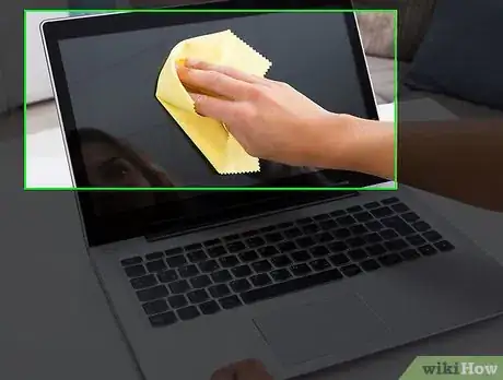 Imagen titulada Clean a MacBook Air Screen Step 14