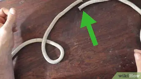 Imagen titulada Tie a Zeppelin Knot Step 1