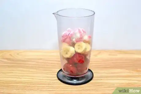 Imagen titulada Make a Strawberry Banana Milkshake Step 1