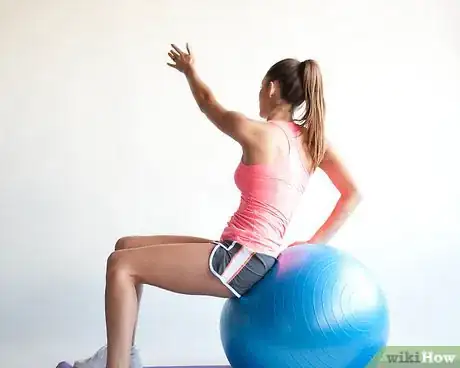 Imagen titulada Warm up With an Exercise Ball Step 8