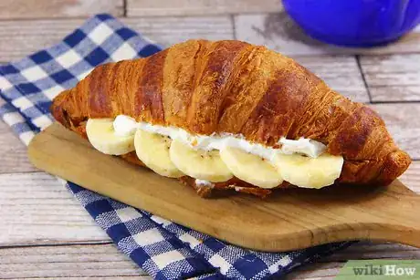 Imagen titulada Eat Croissants Step 8