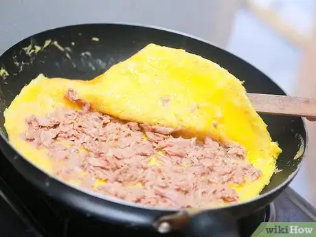 Imagen titulada Make a Tuna Egg Omelet Step 6