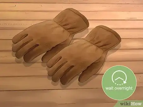 Imagen titulada Shrink Leather Gloves Step 5