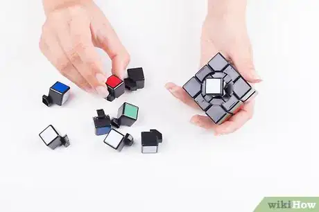 Imagen titulada Take Apart the Rubix Cube (3X3) Step 4