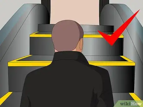 Imagen titulada Get On and Off an Escalator Step 2