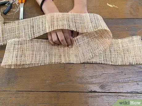 Imagen titulada Make a Burlap Bow Step 10