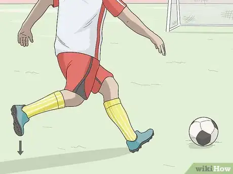 Imagen titulada Kick a Soccer Ball Hard Step 8