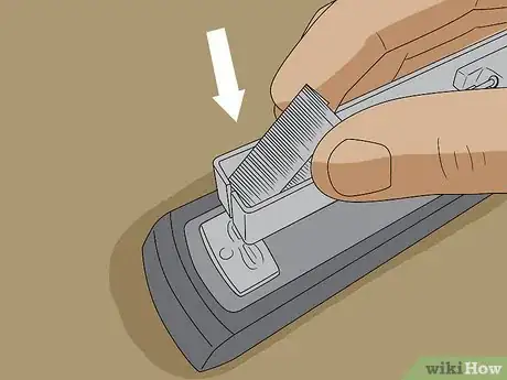 Imagen titulada Fix a Jammed Manual Stapler Step 5