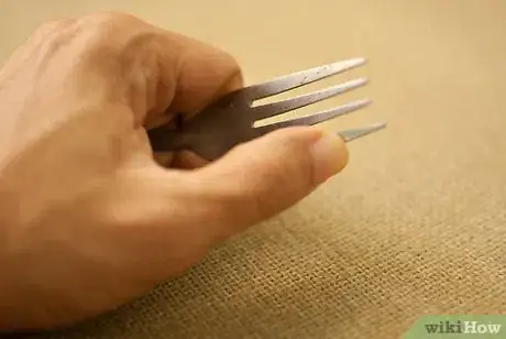 Imagen titulada Make Hooks and Hangers from Old Cutlery Step 2