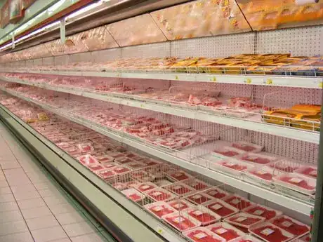 Imagen titulada Meat_packages_in_a_Roman_supermarket