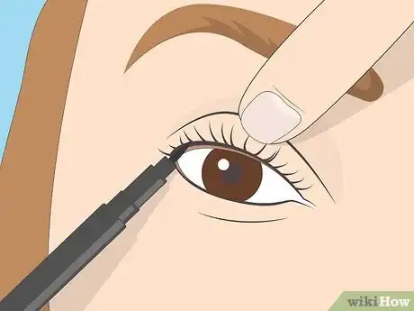 Imagen titulada Do Eyeliner on Hooded Eyelids Step 7