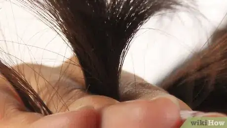 Imagen titulada Trim Your Own Split Ends Step 9