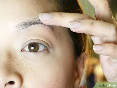 Imagen titulada Make Your Eyebrow Hairs Straight Instead of Curly Step 7