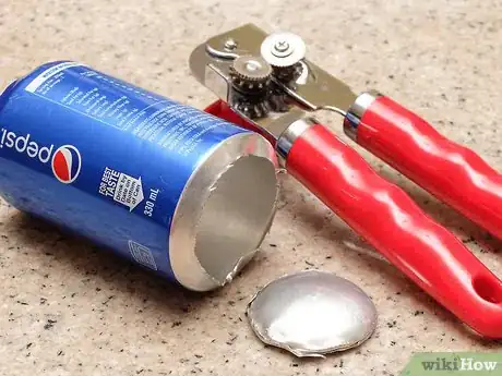 Imagen titulada Disguise Your Beer Can With a Soda Can Step 3