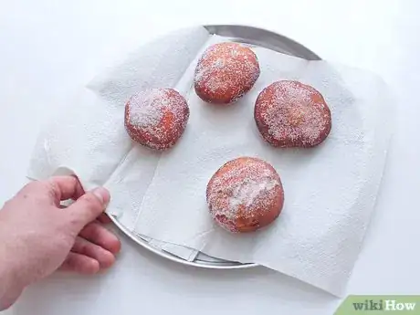 Imagen titulada Make Chocolate Filled Donuts Step 22