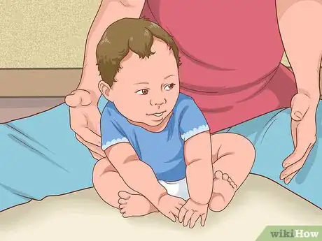 Imagen titulada Encourage Your Baby to Sit Up Step 9