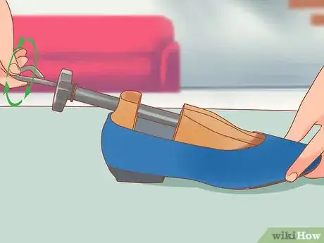 Imagen titulada Make a Shoe Wider Step 10