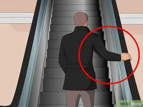 Imagen titulada Get On and Off an Escalator Step 6