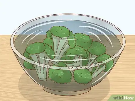 Imagen titulada Prepare Fruits and Vegetables for Goldfish to Eat Step 3