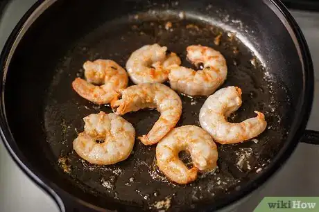 Imagen titulada Cook Shrimp Fried Rice Step 3