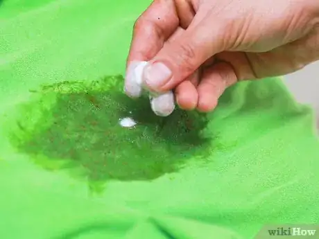 Imagen titulada Remove Vomit Stains from Clothing Step 4