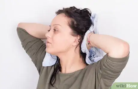 Imagen titulada Prevent Hair from Knotting Step 4