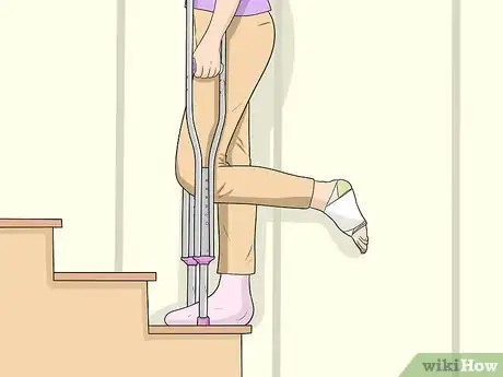 Imagen titulada Go Upstairs with Crutches Step 14