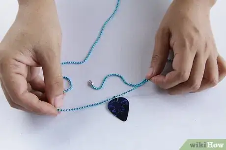 Imagen titulada Make a Guitar Pick Necklace Step 5