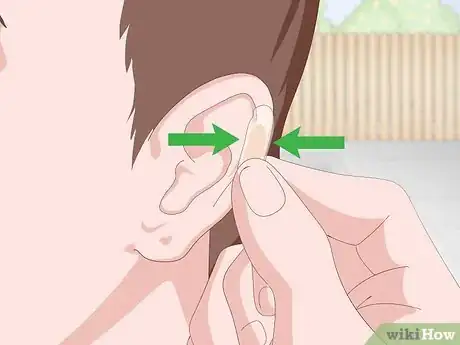 Imagen titulada Cover an Ear Piercing for Swimming Step 4