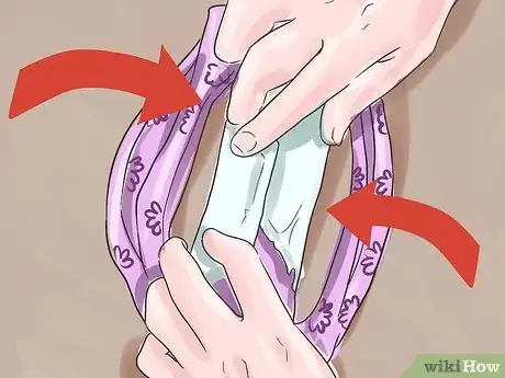 Imagen titulada Use a Sanitary Napkin (Pad) Step 5