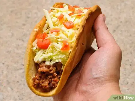 Imagen titulada Make a Taco Bell Beef Chalupa Supreme Step 7