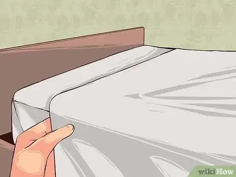 Imagen titulada Make a Hotel Bed Step 10