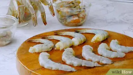 Imagen titulada Peel and Devein Shrimp Step 5