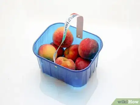 Imagen titulada Eat a Peach Step 1